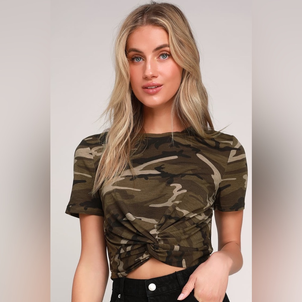 Camp Print Twist-Front Cropped Tee